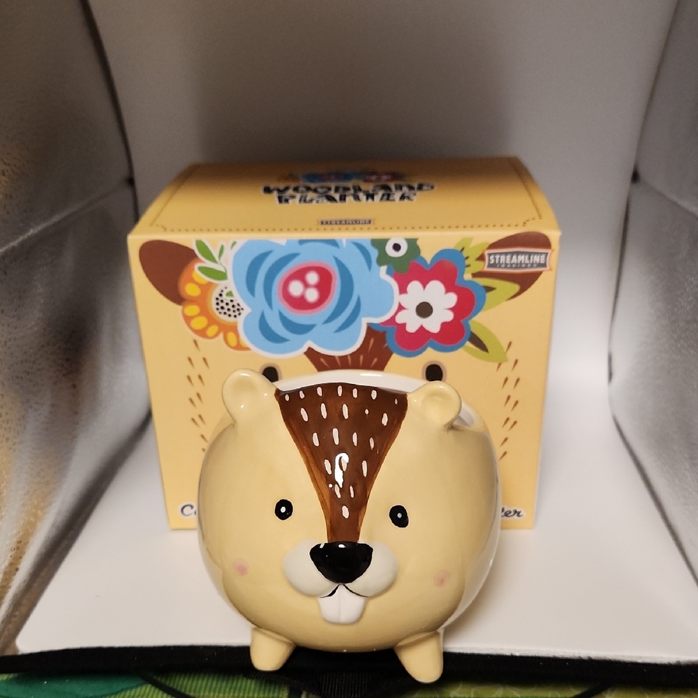 BNIB Streamline Woodland beaver planter